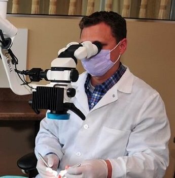 טיפול שיניים במיקרוסקופ: מדויק ואיכותי וללא חתכים מיותרים