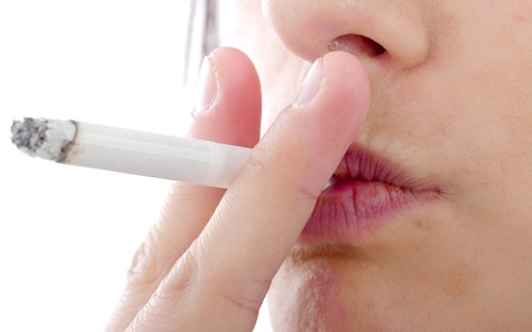 קמטי עישון סביב השפתיים: כיצד להימנע ולטפל