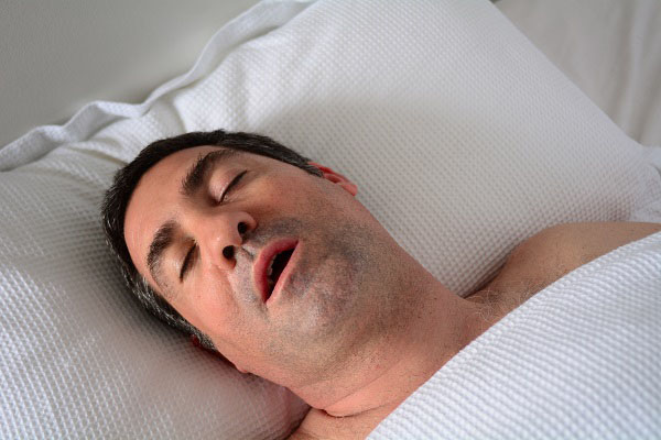 טיפול בנחירות ודום נשימה בשינה: המדריך המלא